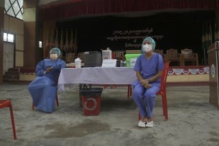La Fédération internationale de la Croix-Rouge et du Croissant-Rouge (FICR) demande que les acteurs les plus importants en cas de pandémie aient accès en premier aux vaccins et aux médicaments (archives). KEYSTONE/EPA/NYUNT WIN
